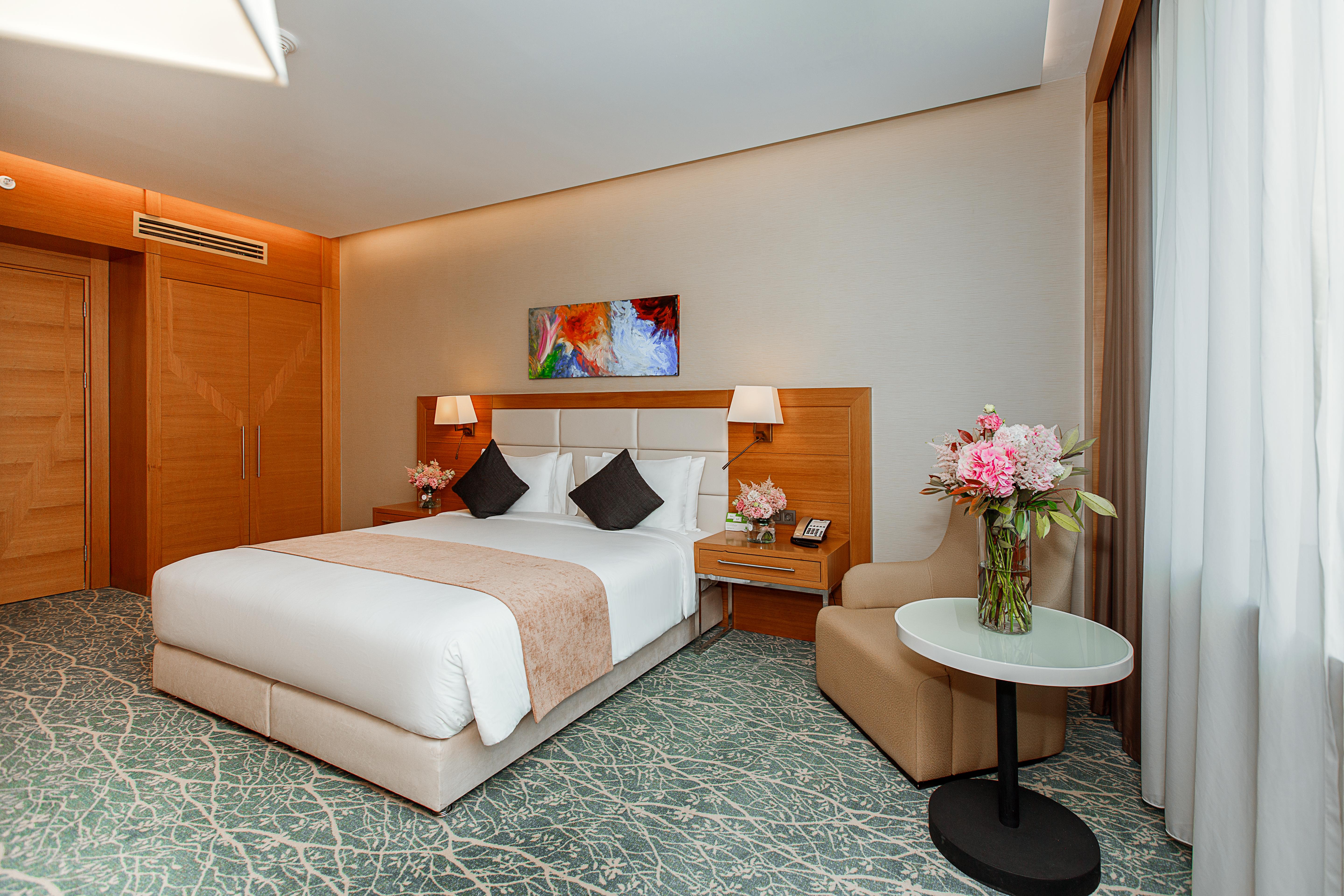 By Ihg באקו