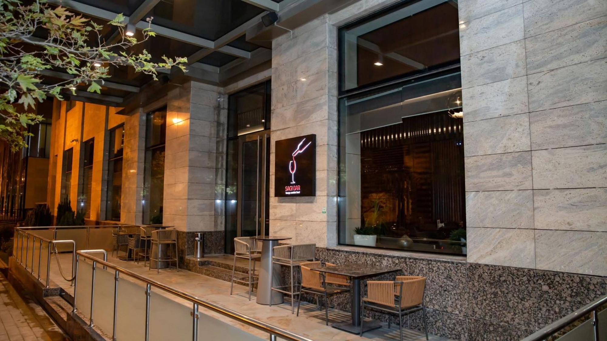 By Ihg
